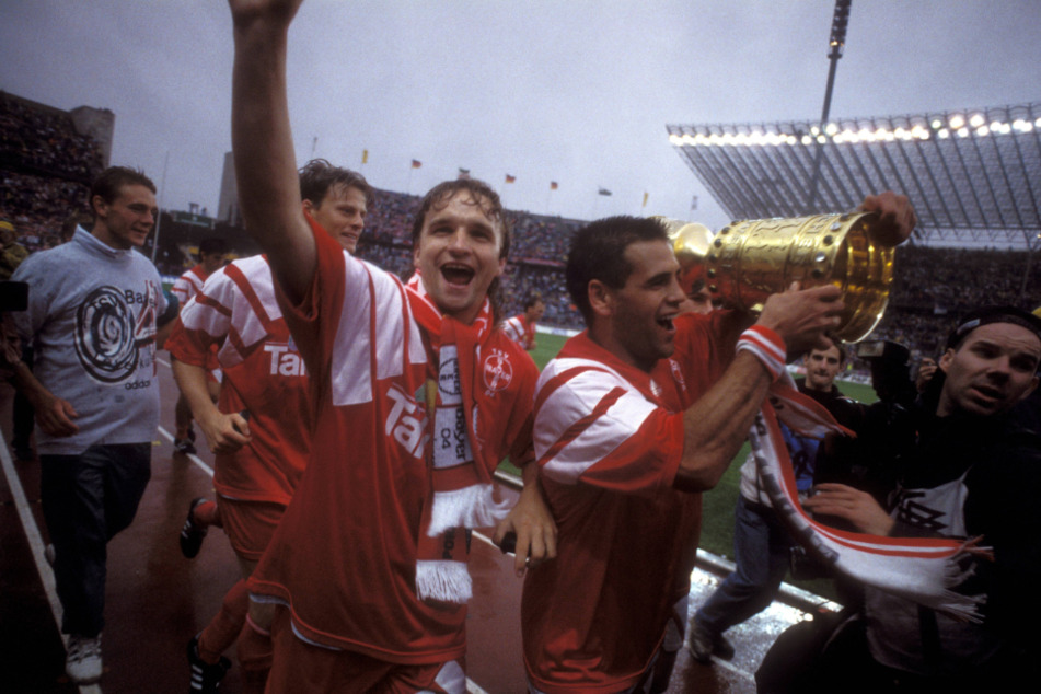 Heiko Scholz (M.) und Ulf Kirsten holten 1993 gemeinsam für Bayer Leverkusen den DFB-Pokal.