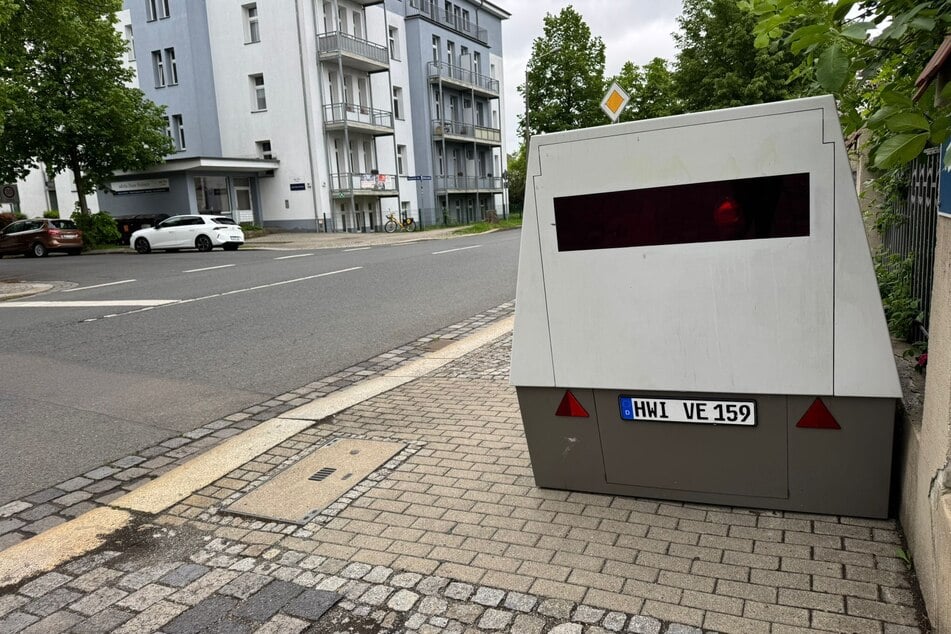 An der Feuerwache Striesen hat ein Dresdner Superblitzer wieder seine Position bezogen.