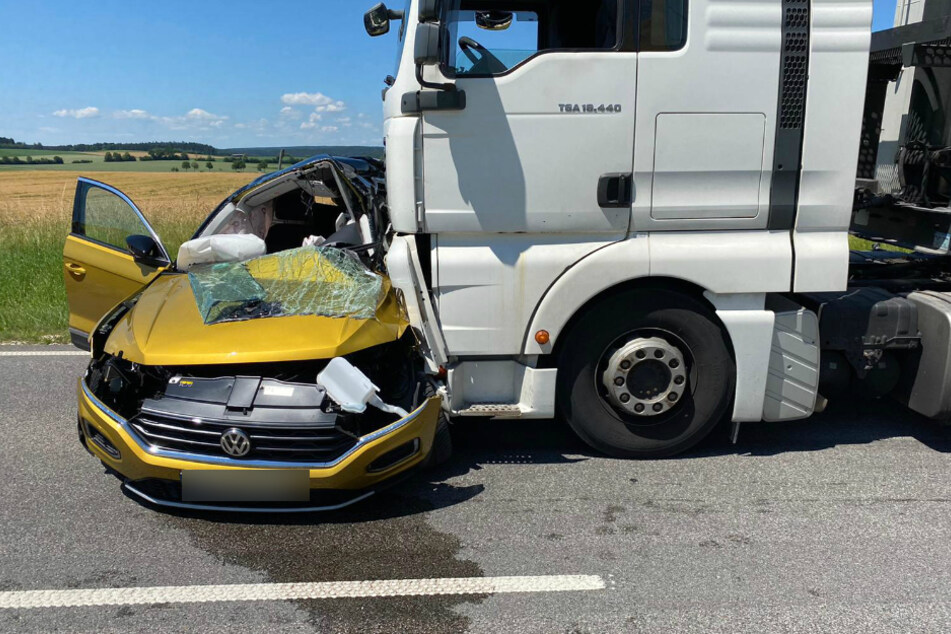 Der Lastwagen traf das Auto auf der Fahrerseite.