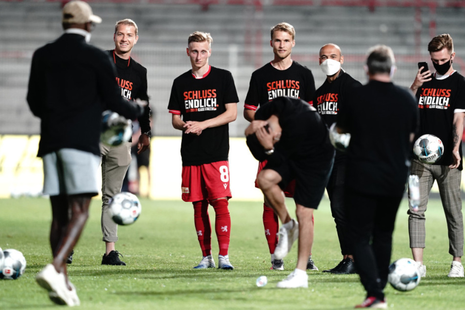 Berlins Spieler feiern nach dem Spiel den Klassenerhalt.