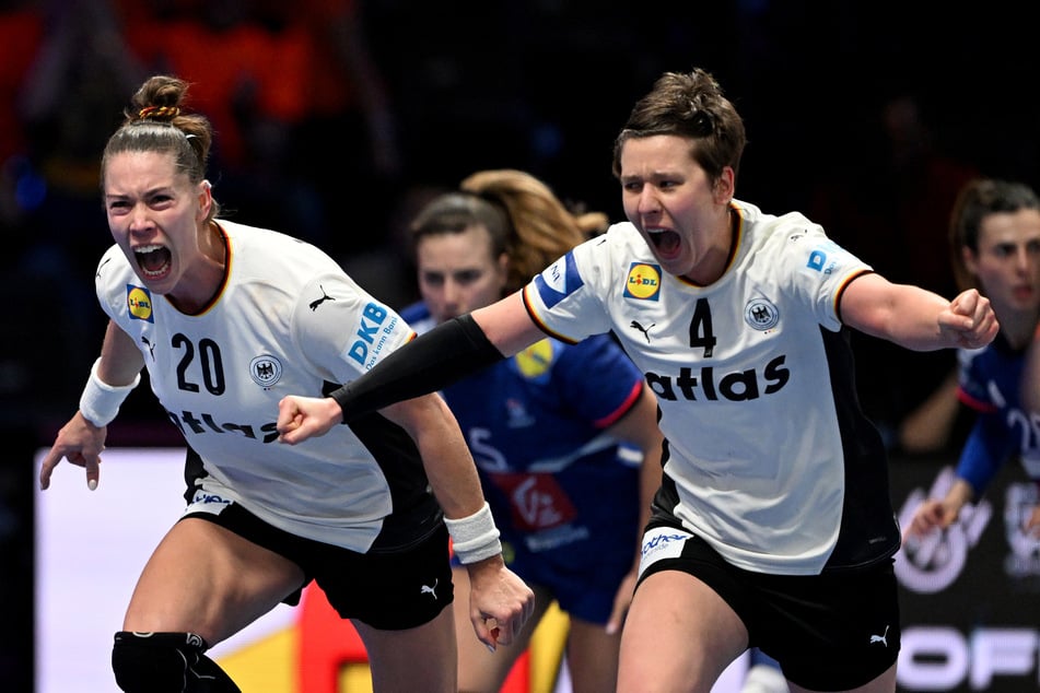 Emily Vogel (l.), Alina Grijseels und Co. stehen im Finale der Handball-WM.