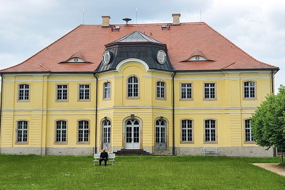 Vor dem Schloss sitzt Joachim Mühle. Er kennt das Gebäude wie kein anderer.