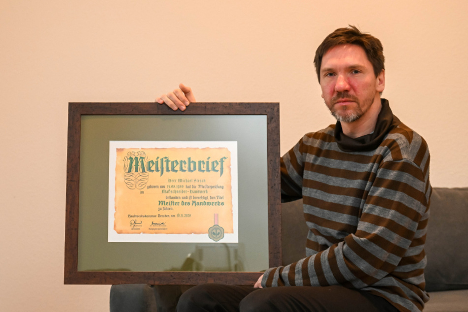 Michael Slezak (42) war so stolz, als er 2020 seinen Meister im Maßschneider-Handwerk absolvierte.
