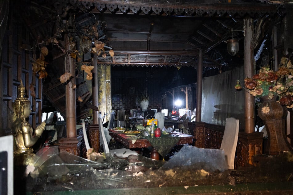 Ein Blick ins Innere des Restaurants zeigt das ganze Ausmaß des Brandes.