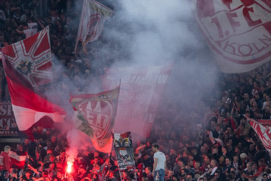 Über 45.000 Fans haben sich am Dienstagabend im Kölner RheinEnergieSTADION versammelt, um ihre Mannschaft nach vorne zu peitschen.