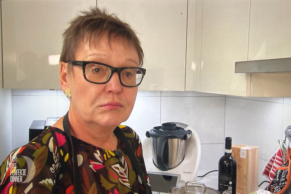 Alida (68) steht an Tag zwei in Aachen am Herd.