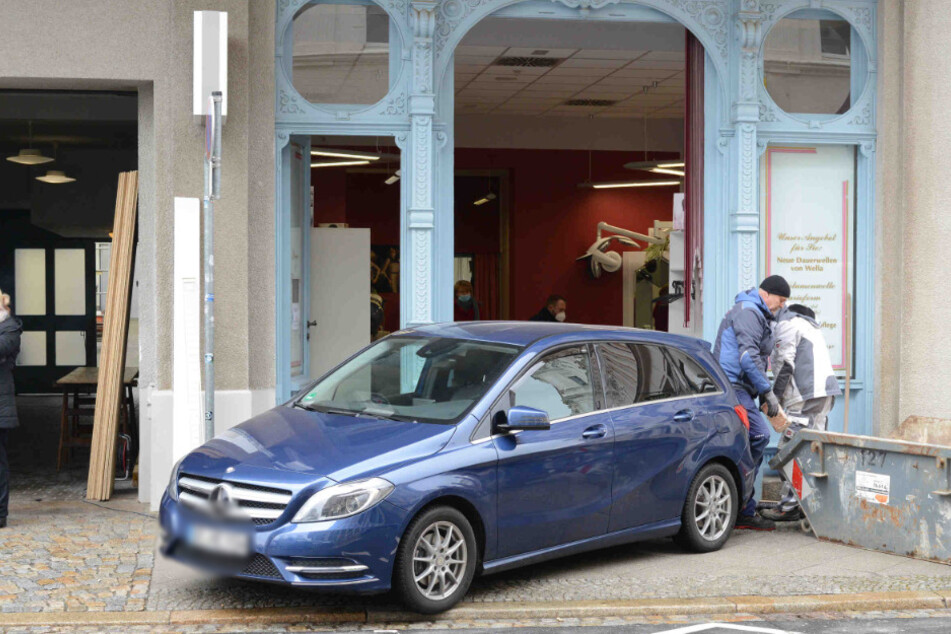 Ein blauer Mercedes krachte in den Friseursalon.