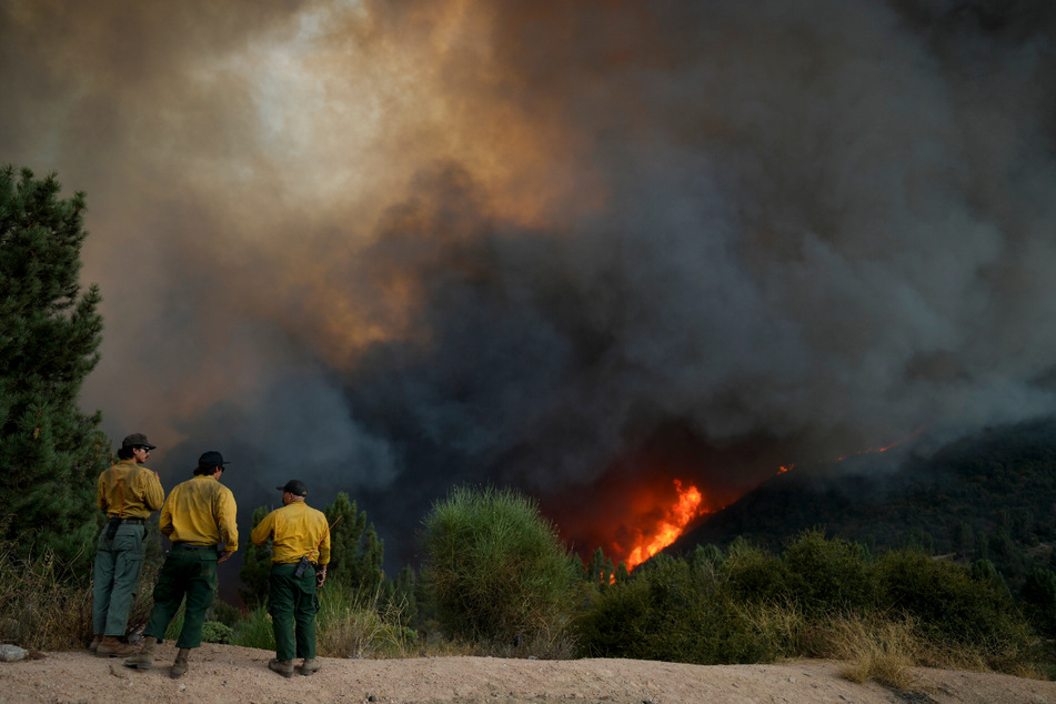 Feuerwehrleute überwachen das Line Fire in Running Springs.