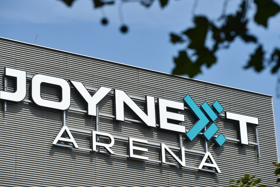 In der Trainingshalle der JOYNEXT Arena wurde ein Inline-Hockey-Belag verlegt. Bis zum 25. Juni steht er Sportlern zur Verfügung.