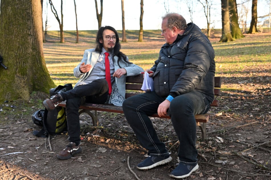 Tommy Nguyen (30) im Gespräch mit Redakteur Raik Bartnik (55, r.).