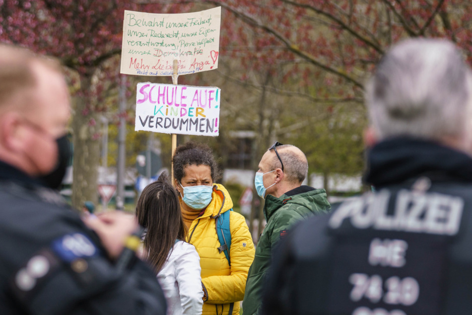 Eine Demonstrantin protestiert bei einer Kundgebung der "Querdenken"-Bewegung in Wiesbaden.