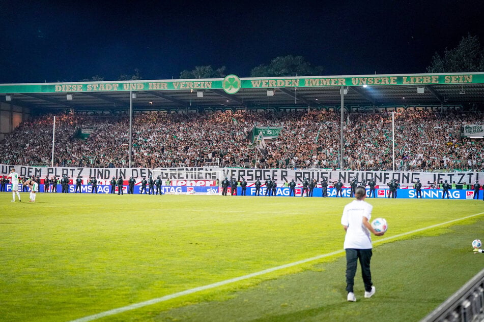 Fürth bleibt in der 2. Bundesliga: Als die Spieler mit ihren Fans feiern wollen, trauen sie ihren Augen kaum!