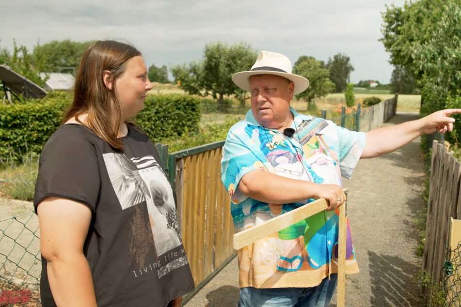 Der Kleingartensheriff erklärt Jenny, wie sie sich gegen die Regelbrecher durchsetzen kann.