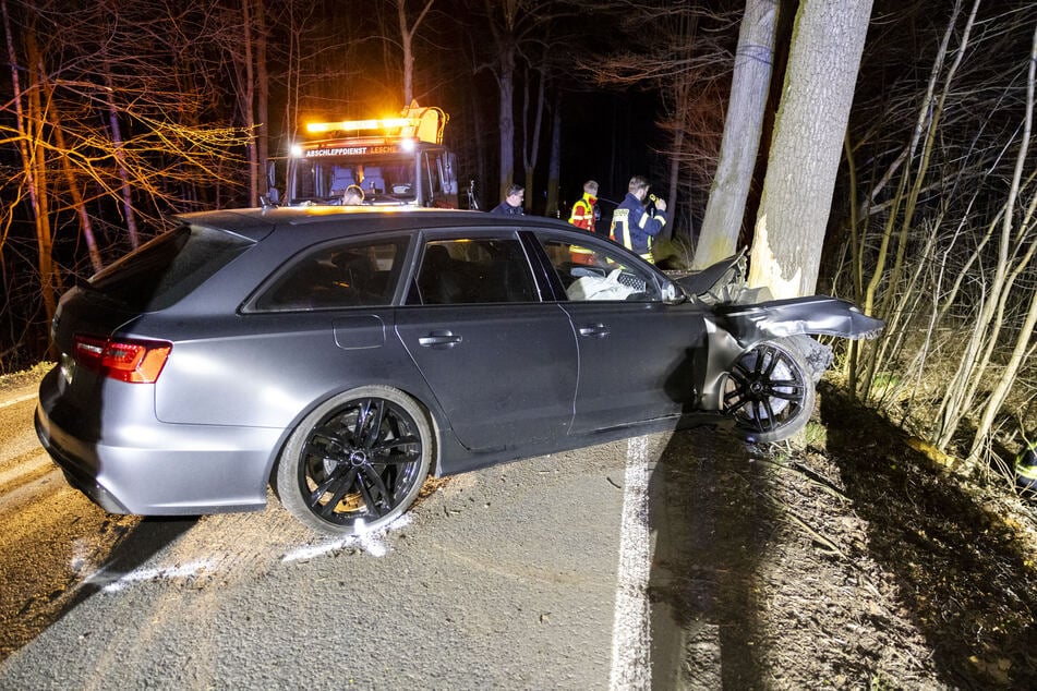 Der Audi RS6 zerschellte an einem Baum.