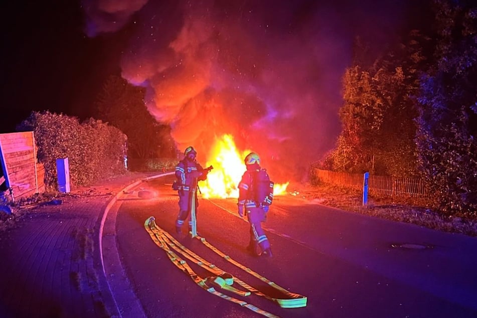 Nachdem der 20-Jährige mit seinem Wagen gegen ein Hindernis geprallt war und sich überschlagen hat, ging das Auto in Flammen auf.