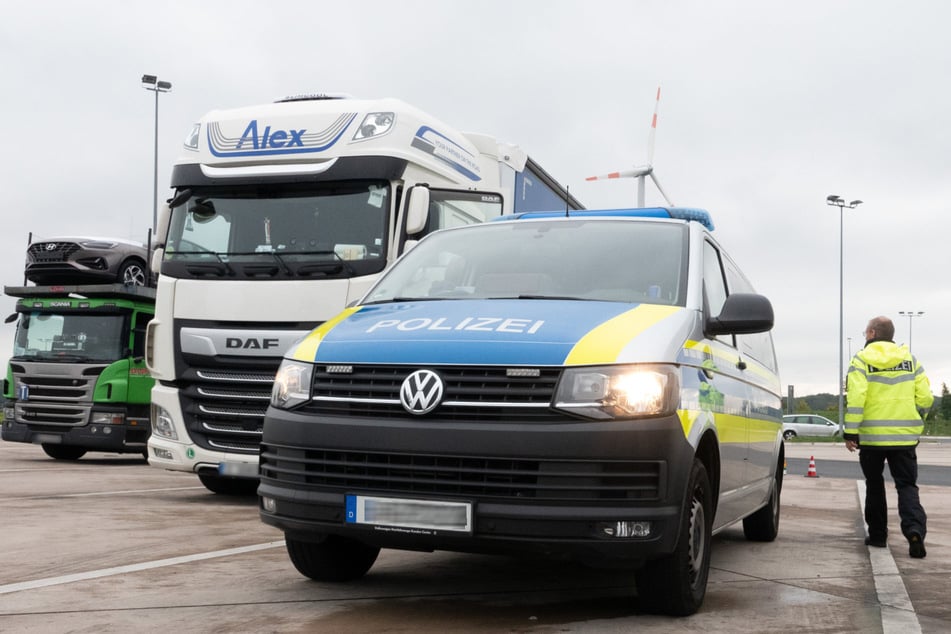 Lkw sollen sich von der Landespolizei Sachsen-Anhalt in Zukunft schneller kontrollieren lassen.