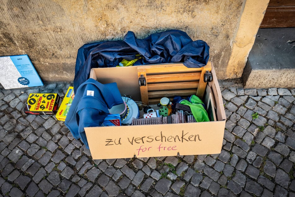Wer solche Kisten vor die Tür stellen will, braucht eine Sondernutzungserlaubnis, die beim Straßen- und Tiefbauamt beantragt werden kann.