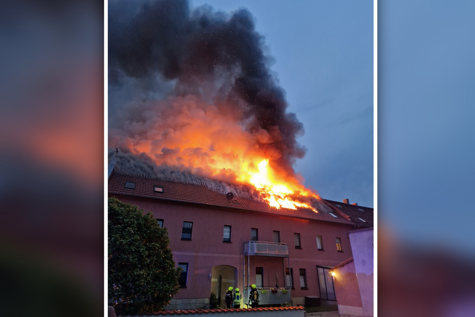In Quedlinburg stand in der Nacht ein Mehrfamilienhaus in Flammen.
