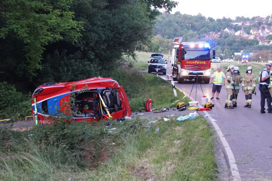 Die Feuerwehrleute gehen an der Unfallstelle ihrer Arbeit nach.
