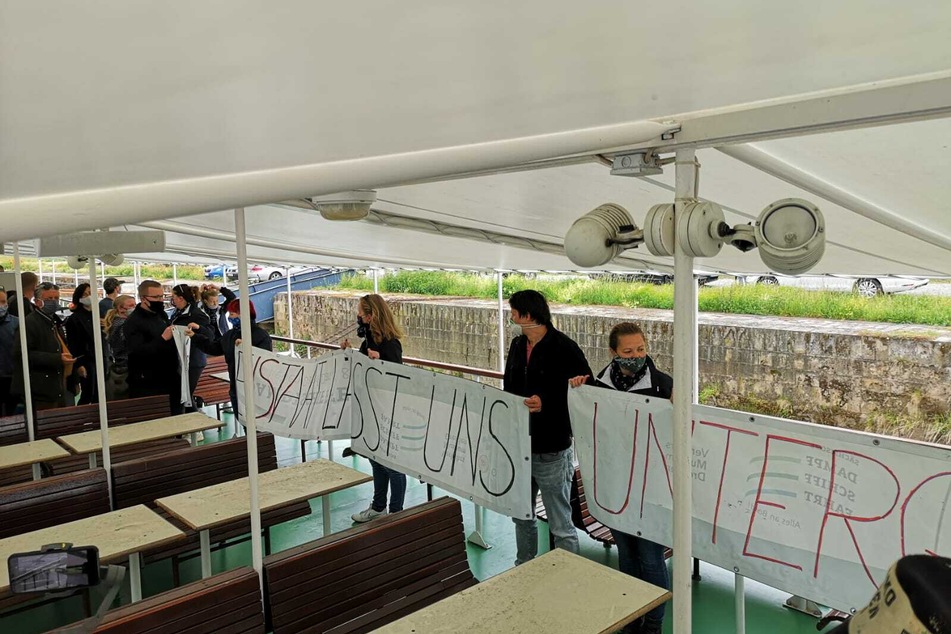 Mitarbeiter der Sächsischen Dampfschiffahrt protestieren.