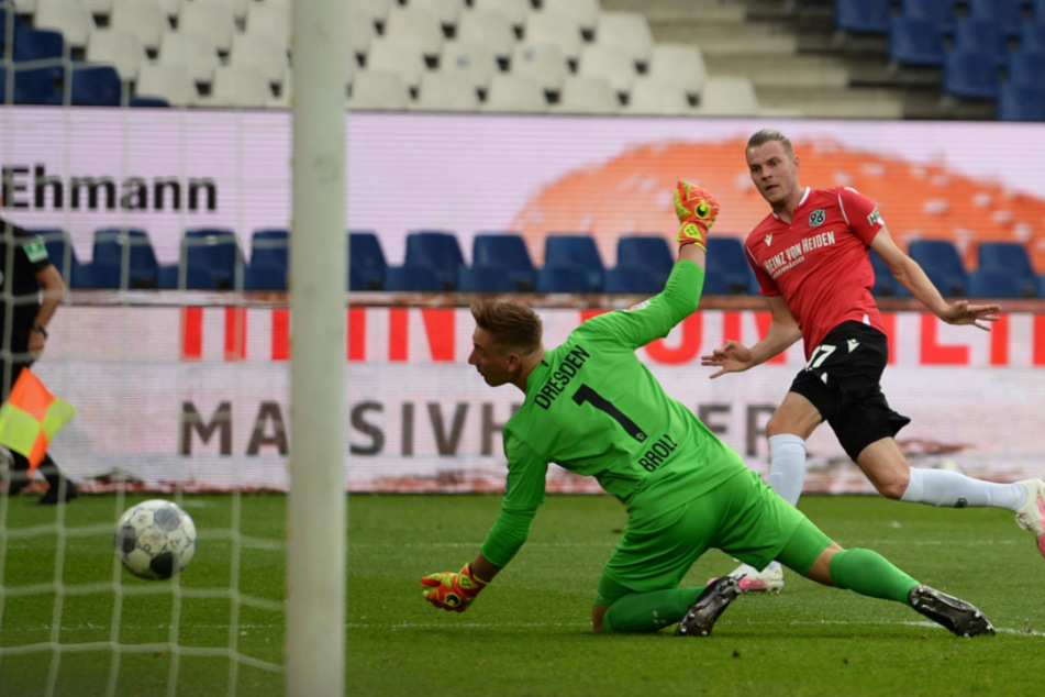 Aufgestanden, nicht sitzengeblieben: Dynamo-Keeper Kevin Broll konnte gegen Hannover nichts machen, hat seinen Farben in Wiesbaden den Sieg gerettet.
