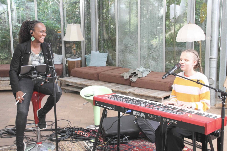 Neyla (14, r.) arbeitet zusammen mit Vocalcoach Sherita Owusu an ihrem Song.