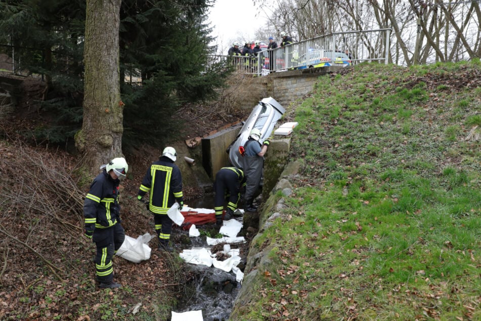 Polizei und Feuerwehr waren im Einsatz, um den Unfallort zu bereinigen.