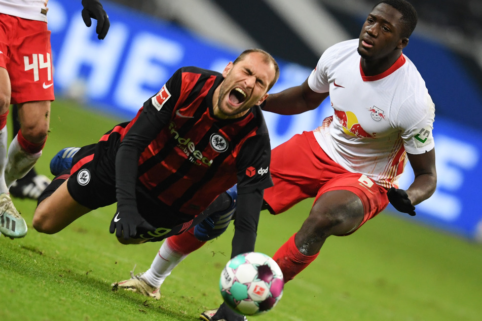 Auch Frankfurts Bas Dost (am Boden) - hier im Duell mit Leipzigs Ibrahima Konaté - konnte die Offensive der Eintracht nicht entscheidend beleben.