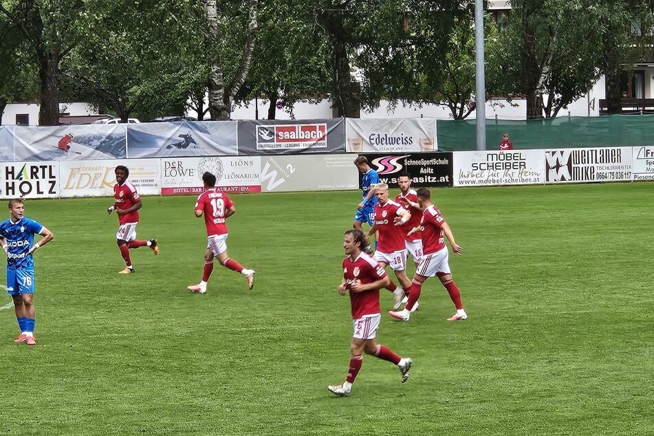 Ryan Malone klatscht nach seinem Treffer mit seinen Mitspielern ab.