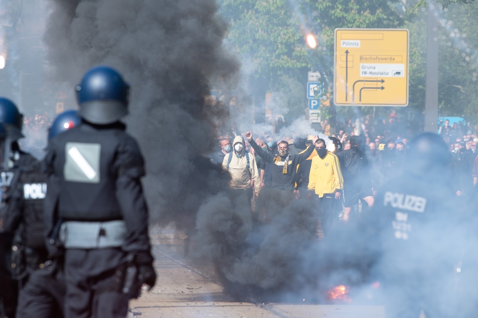 Am 16. Mai 2021 war es zu Ausschreitungen in Dresden gekommen. Nun sucht die Polizei nach weiteren Randalierern.