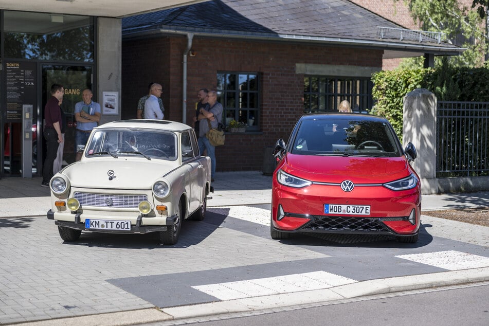 Trabi und ID.3 der beiden Abenteurer aus Sachsen stehen vor dem Zwickauer Horch Museum.