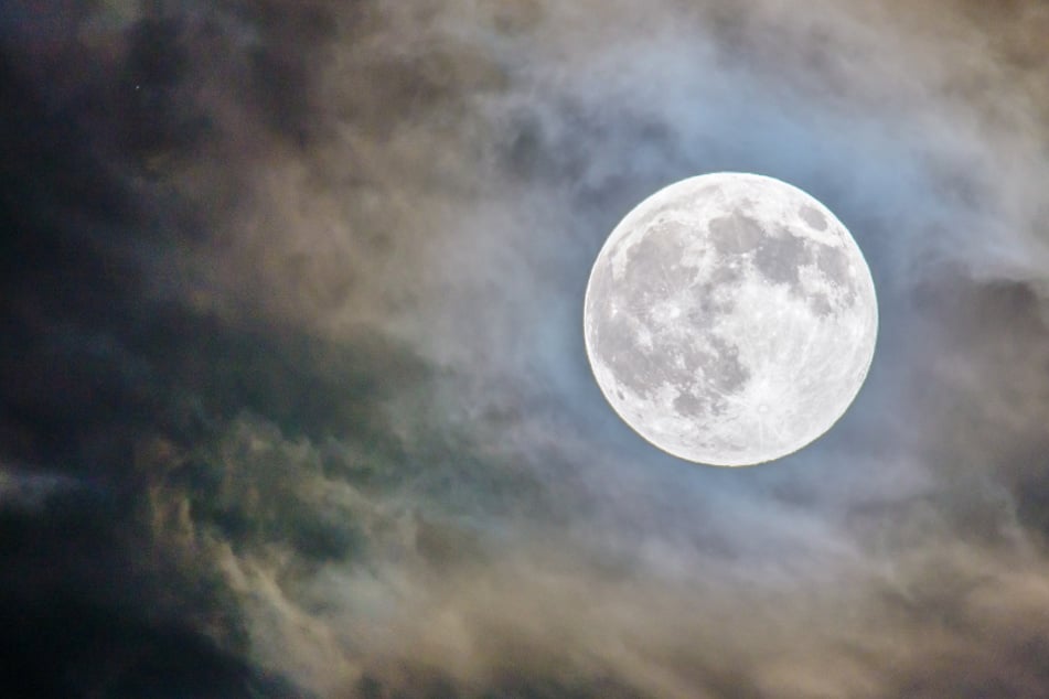 Der Vollmond bricht durch Wolken. Bald soll auf dem Trabanten eine Station errichtet werden. (Symbolbild)