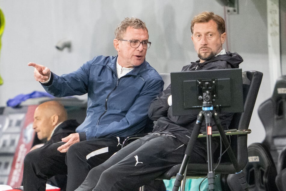 Lars Kornetka (48, r.) an der Seite von Ralf Rangnick (67) beim WM-Qualispiel der Österreicher gegen Zypern.