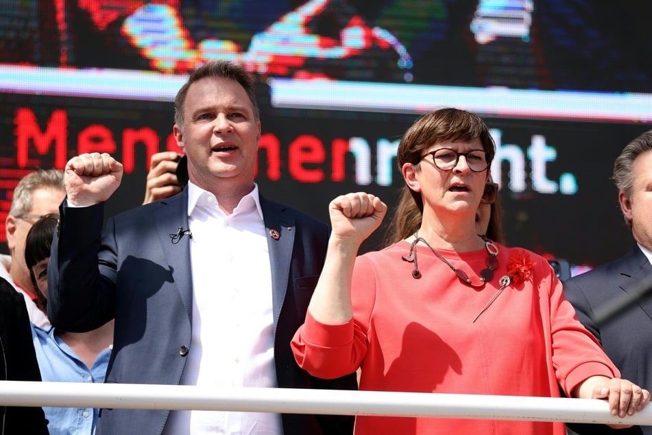 SPD-Vorsitzende Saskia Esken (62, r.) zusammen mit SPÖ-Parteichef Andreas Babler (51, l.) auf der Mai-Kundgebung am Mittwoch in Wien.