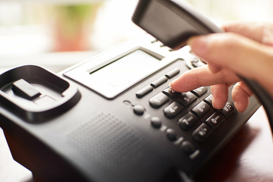 Fast zwei Stunden lang wartete Helena Maffei (†55) am Telefon. (Symbolbild)