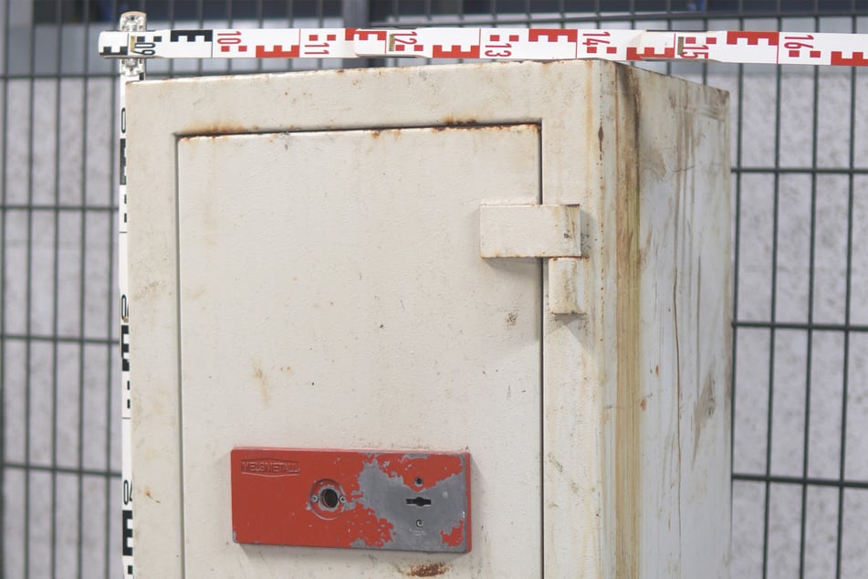 Dieser mehrere hundert Kilogramm schwere Tresor wurde bei Erfurt am Feldweg gefunden, die Polizei sucht nun den Besitzer.