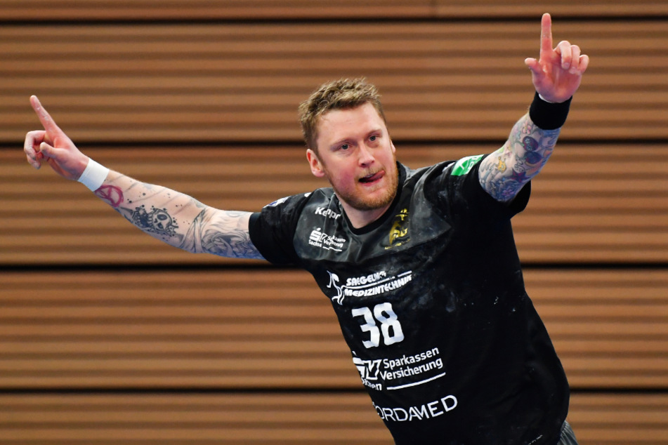 Freude bei Henning Quade! Sein Trikot ging im Sofortkauf für 500 Euro weg.