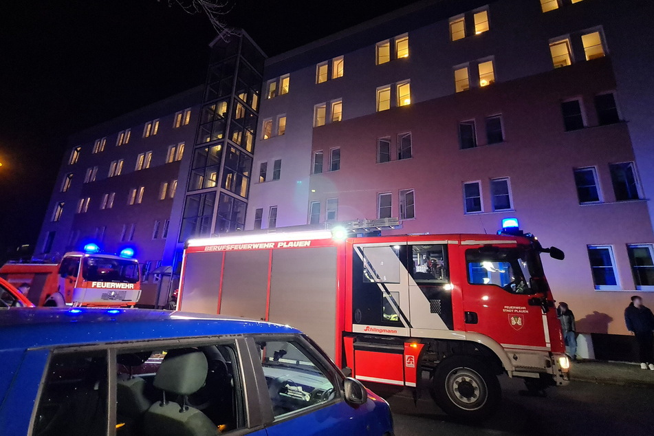 Keine ruhige Nacht für die Bewohner des Mehrfamilienhauses in der Isidor-Goldberg-Straße in Plauen: Dort brach in der Nacht auf Samstag bereits zum dritten Mal innerhalb einer Woche ein Feuer aus.
