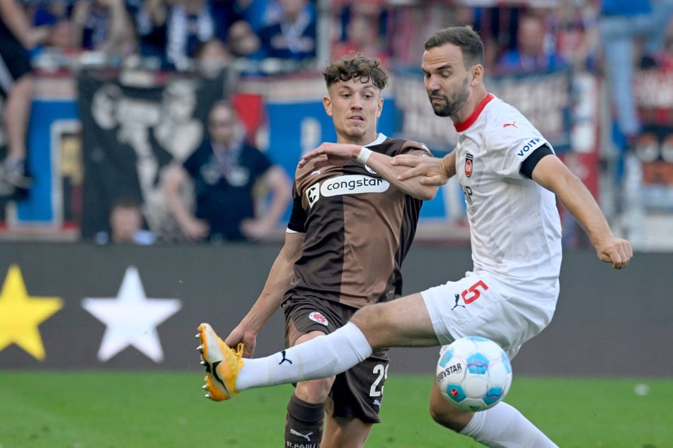 Im Hinspiel taten sich Philipp Treu (24, l.) und der FC St. Pauli gegen Heidenheim und Benedikt Gimber extrem schwer. Die Gäste gewannen am Millerntor mit 2:0.