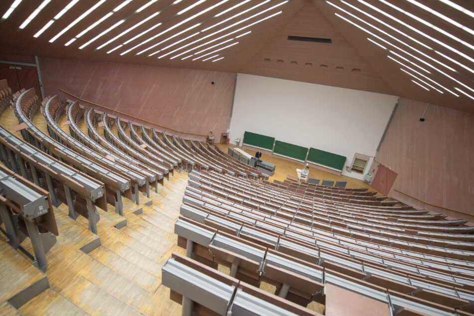 Ein Hörsaal der Universität Stuttgart ist leer. Das Land investiert in der Corona-Krise viel Geld in die Digitalisierung.