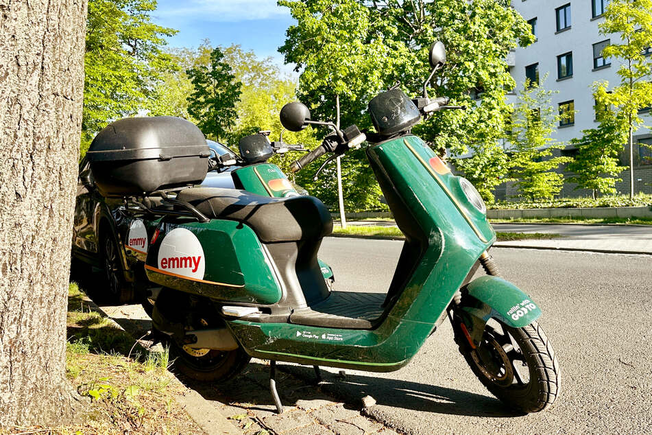 Die ersten grünen Mopeds von "emmy" stehen bereits auf Dresdner Straßen.