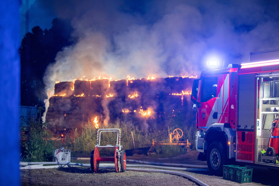 Über 200 Strohballen brannten auf einem Bauernhof in Zwoschwitz.