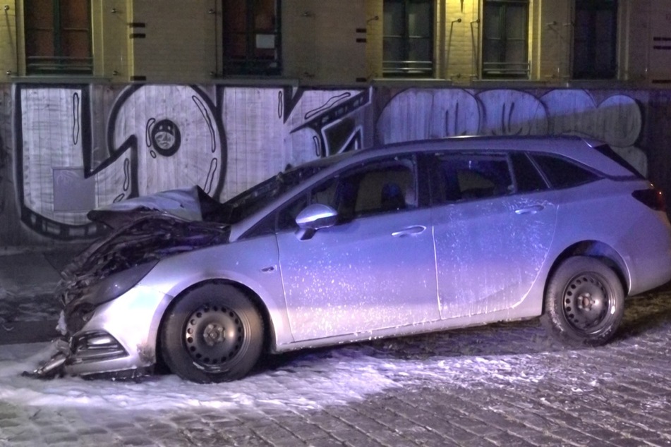 Das Auto fiel den Flammen zum Opfer und konnte nicht mehr gerettet werden.