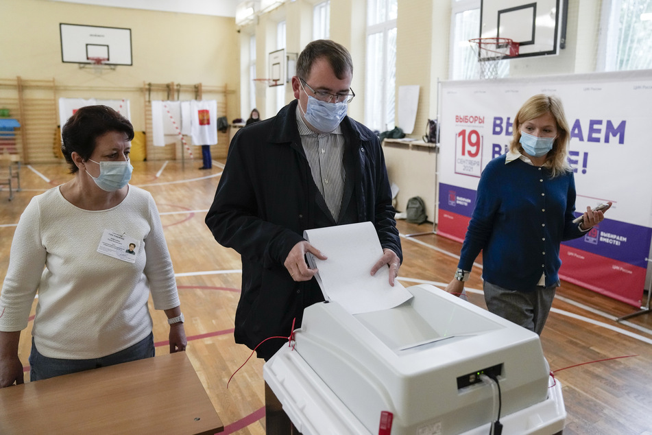 Ein Mann gibt seine Stimme in einem Wahllokal während der Parlamentswahlen ab. Geeintes Russland landete mit rund 33 Prozent nur noch auf dem zweiten Platz.