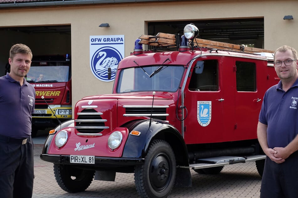 Die Feuerwehrmänner freuen sich, dass der Oldtimer rechtzeitig zum Jubiläum fertig ist.