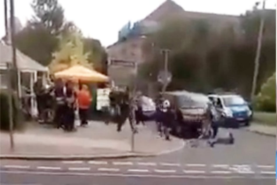Die Sekunden nach den Schüssen im Augenzeugenvideo: Auf der Straße liegt der sterbende UT-Rocker, Hells Angels rennen hinter den fliehenden Kontrahenten her.