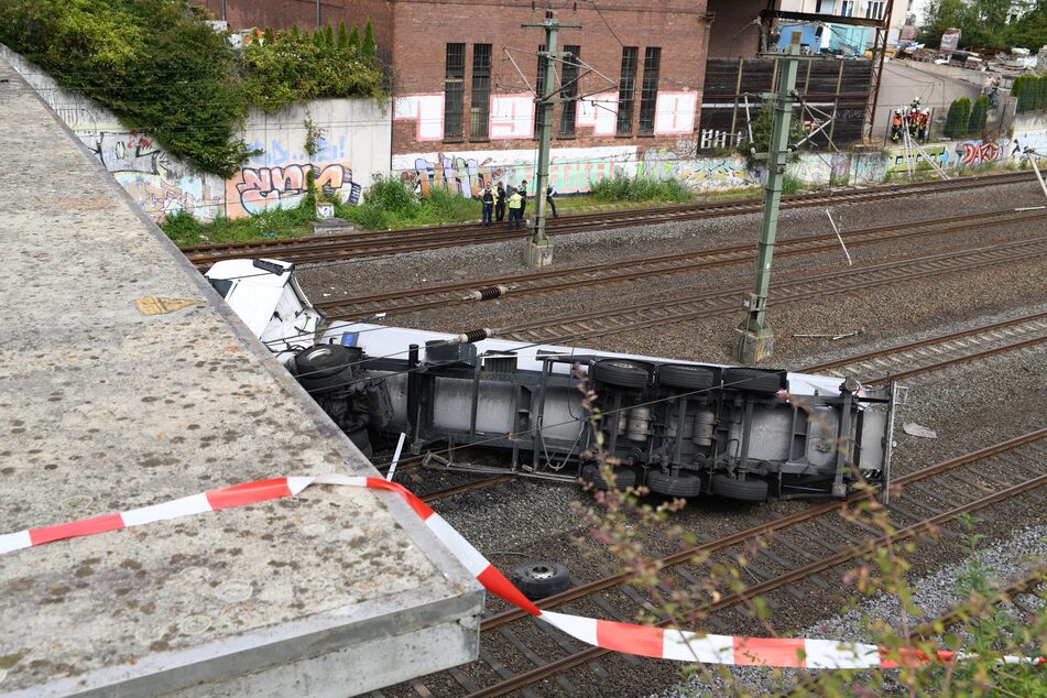 Der stark beschädigte Lkw ist in der Nacht zu Samstag von den Gleisen geborgen worden.