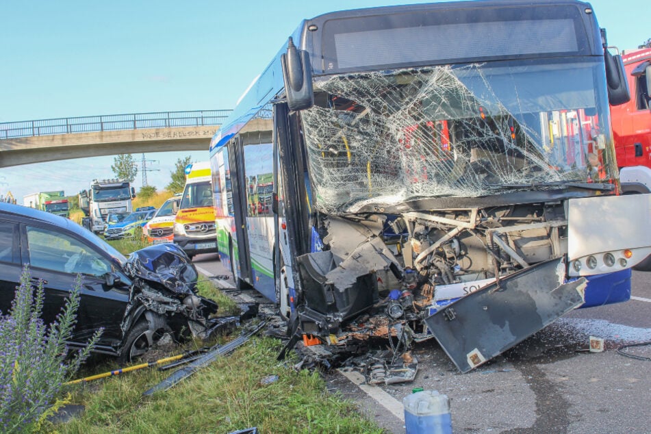 Sowohl die Busfahrerin als auch der Golf-Fahrer wurden bei dem Unfall schwer verletzt.
