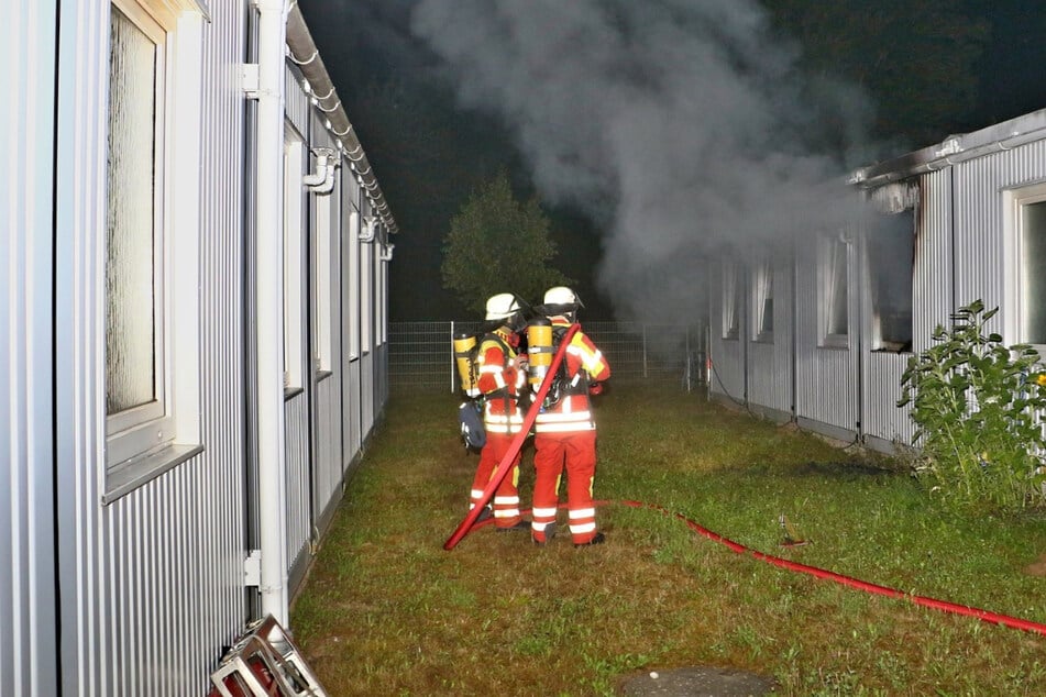 Stuttgart: Vollbrand in Wohncontainer: Eine Person kann nur noch tot geborgen werden