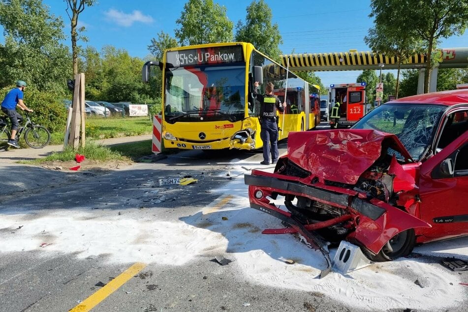 Nach dem heftigen Frontalcrash ist die Motorhaube des roten Renault Clio komplett eingedrückt. Am Bus ist ein Schaden an der linken vorderen Fahrzeugseite zu erkennen.